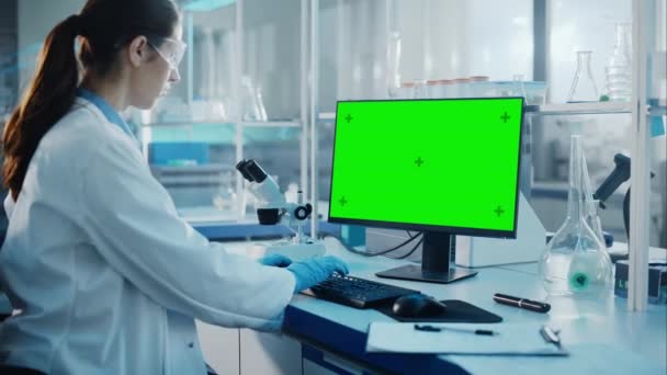 Medical Laboratory Scientist Werken aan Green Screen Computer — Stockvideo