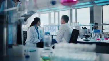 Laboratuvarda İki Bilim Adamı Konuşuyor