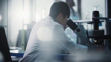 Mikroskop kullanan Laboratuvar Bilimadamı