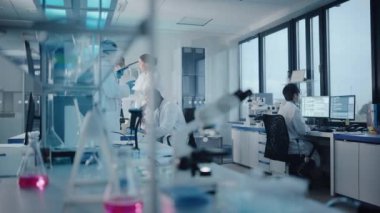 Çalışan büyük laboratuvar bilimcileri