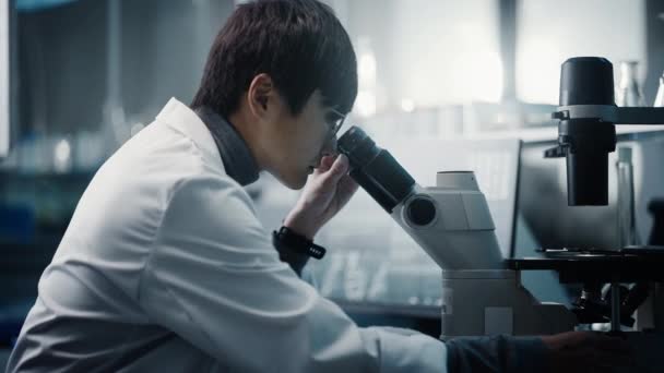 Laboratóriumi tudósok mikroszkóppal — Stock videók