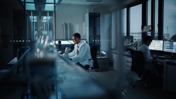 Vědci pracující v laboratoři v noci — Stock video
