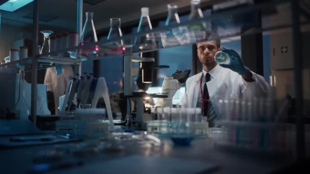 Naukowcy pracujący w laboratorium w nocy — Wideo stockowe