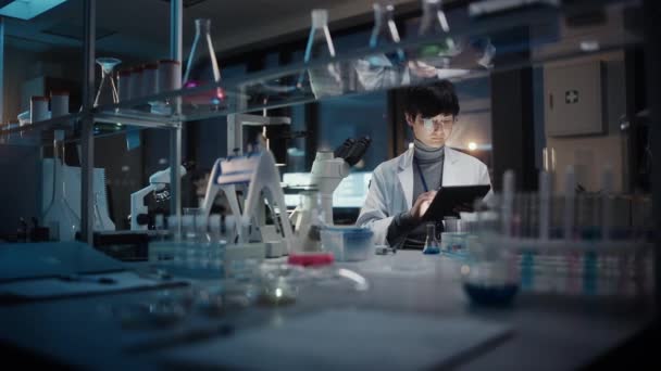 Vědec pracující v laboratoři v noci — Stock video