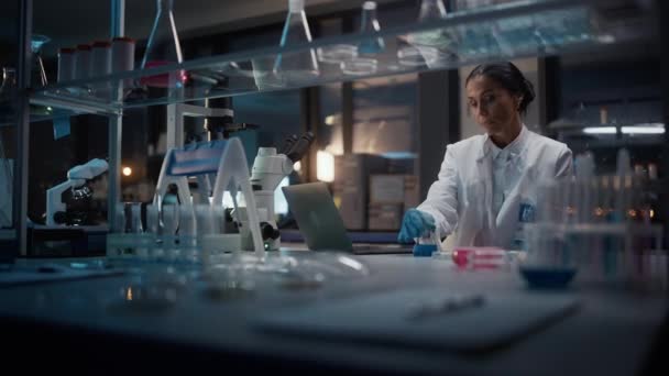 Kvinnlig forskare verksam i laboratorium — Stockvideo
