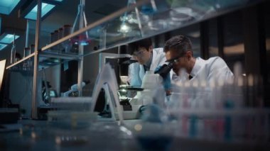 Laboratuvarda çalışan bilim adamları