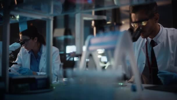 Laboratóriumban dolgozó női tudós — Stock videók