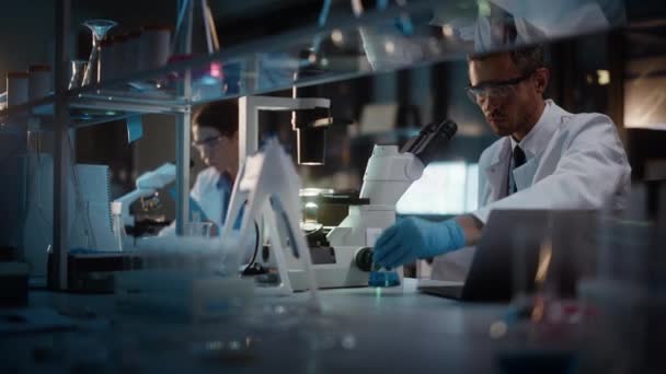 Forskere, der arbejder i laboratoriet – Stock-video