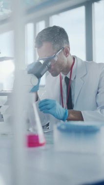 Laboratuvarda Dikey Video Bilimcisi