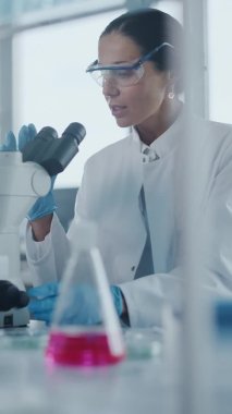 Laboratuvarda Dikey Video Bilimcisi