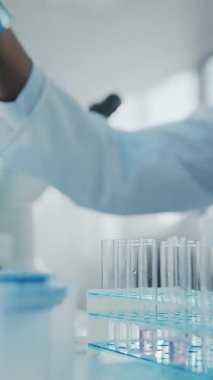 Laboratuvarda Dikey Video Bilimcisi