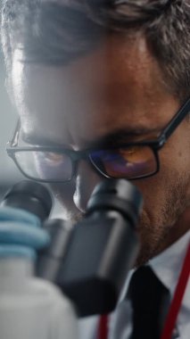 Laboratuvarda Dikey Video Bilimcisi