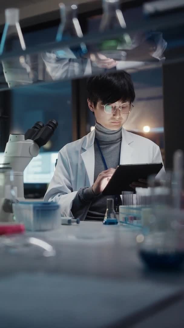 Κάθετος Επιστήμονας Βίντεο Εργάζεται στο Εργαστήριο. — Αρχείο Βίντεο