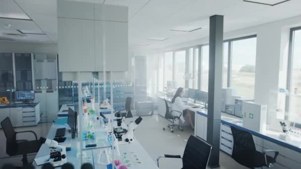 设有设备及电脑显示显示DNA筛选的实验室 — 图库视频影像