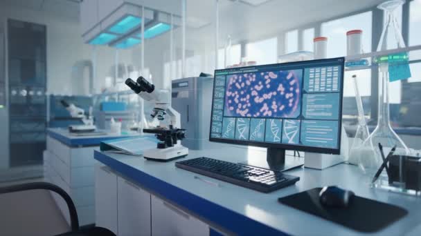 Le laboratoire avec l'affichage d'ordinateur d'équipement montre l'écran d'ADN — Video