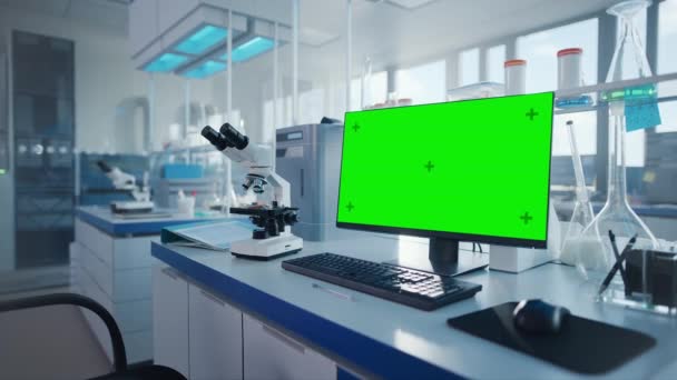 设有设备及电脑显示显示绿色屏幕的实验室 — 图库视频影像