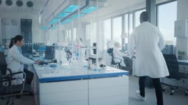 Bilim adamlarından oluşan bir ekip laboratuarda çalışıyor.