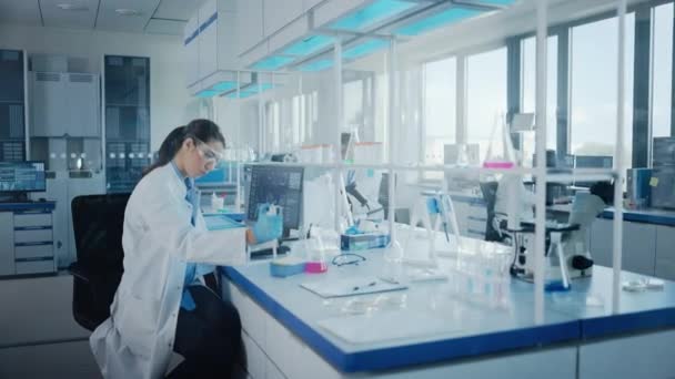 A tudósok egy csoportja a laboratóriumban dolgozik. — Stock videók