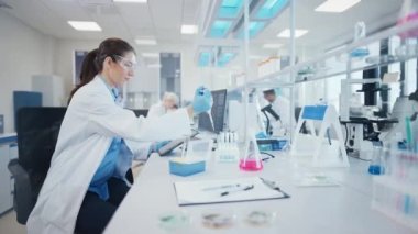 Laboratuvarda çeşitli bilim adamları çalışıyor.