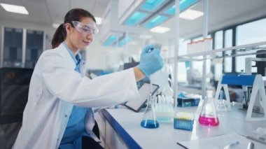 Laboratuvarda çalışan kadın bilim adamı.