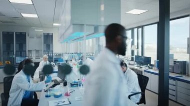 Bilim adamlarından oluşan bir ekip laboratuarda çalışıyor.
