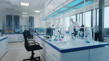 Bilim adamlarından oluşan bir ekip laboratuarda çalışıyor.