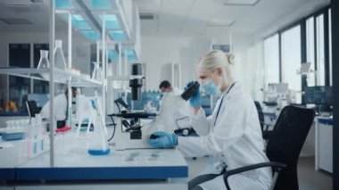 Laboratuvarda Yüz Maskesi Giyen Kadın Bilimadamı