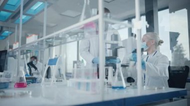 Laboratuvarda Meslektaşlarla Kadın Bilimadamı Görüşmeleri