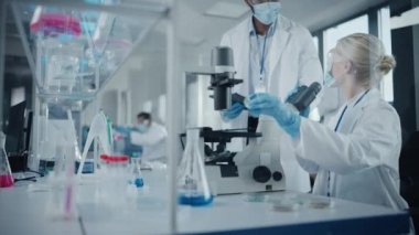 Laboratuvarda Meslektaşlarla Kadın Bilimadamı Görüşmeleri