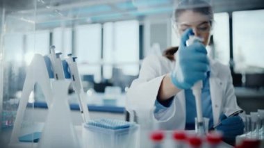 Laboratuvarda çalışan kadın bilim adamı.