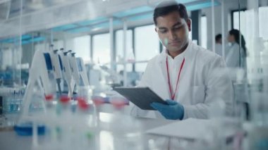 erkek bilim adamı laboratuarda çalışıyor.