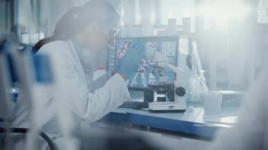 Laboratuvarda İki Bilim Adamı Konuşuyor ve Çalışıyor