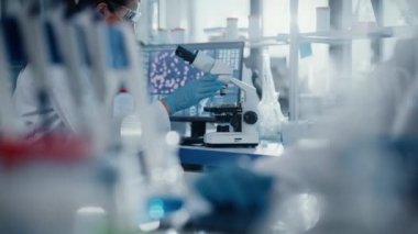 Laboratuvarda İki Bilim Adamı Konuşuyor ve Çalışıyor