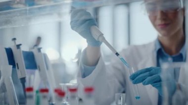 Laboratuvarda çalışan kadın bilim adamı.
