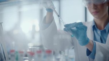 Laboratuvarda çalışan kadın bilim adamı.