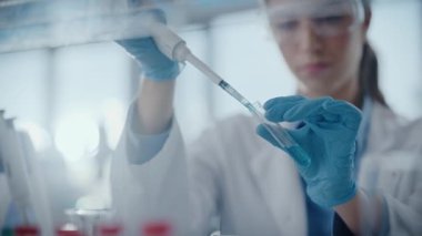 Laboratuvarda çalışan kadın bilim adamı.