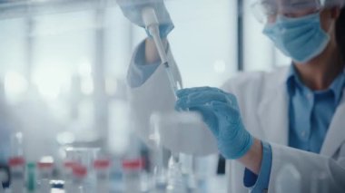 Laboratuvarda çalışan kadın bilim adamı.