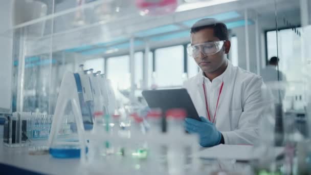 Científico masculino trabajando en laboratorio — Vídeos de Stock