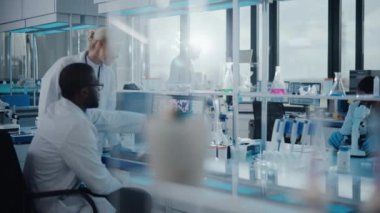 Laboratuvarda İki Bilim Adamı Konuşuyor