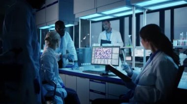 Bilimadamları Ekibi Laboratuvarda Toplantı Yapıyor