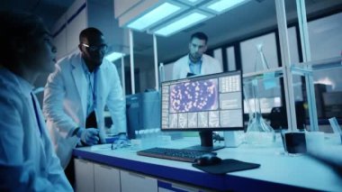 Bilimadamları Ekibi Laboratuvarda Toplantı Yapıyor