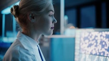 Laboratuvarda Bilgisayar üzerine çalışan kadın bilim adamı.