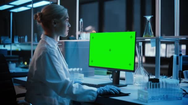 Wissenschaftlerin arbeitet an grünem SXcreen-Computer im Labor — Stockvideo
