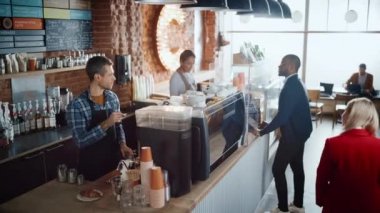 Müşteriler Cafe 'de kahve sipariş ediyor.