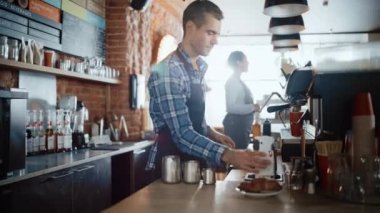 Kahve dükkanında kahveci Latte hazırlıyor.