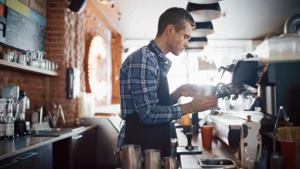 Barista Preparazione Latte in Caffetteria — Video Stock