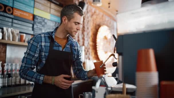 Barista Preparing Latte in Coffee Shop — Stock Video