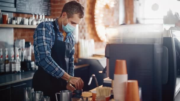 Barista em máscara facial faz café no café — Vídeo de Stock