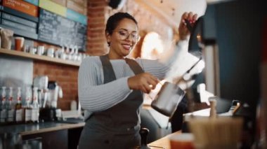 Kahvecide Latte Hazırlayan Kadın Barista