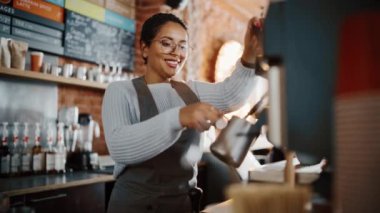 Kahvecide Latte Hazırlayan Kadın Barista